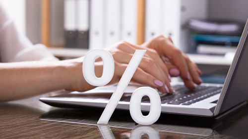 Frau-Laptop-Prozent-217264238-AS-Andrey-Popov