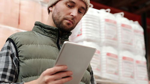 Mann-Tablet-Warenlager-4484047-PX-tiger-lily