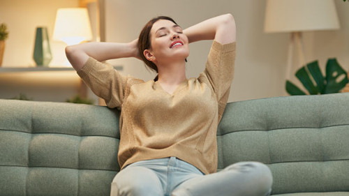 Frau-entspannt-Sofa-307135719-AS-Konstantin-Yuganov