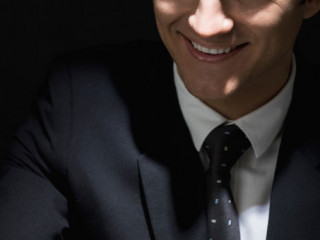 Anzugtraeger-Laecheln-204183622-AS-Atstock-Productions