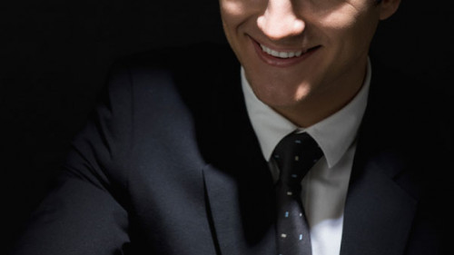 Anzugtraeger-Laecheln-204183622-AS-Atstock-Productions