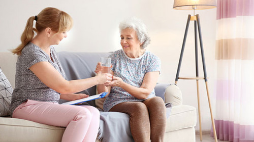 Seniorin-Pfelgerin-187698857-AS-Africa-Studio