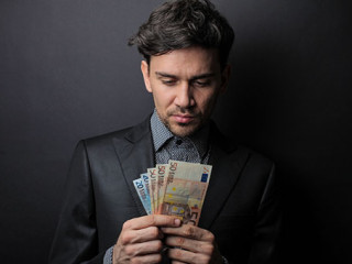 Anzugtraeger-Geldscheine-227306222-AS-olly