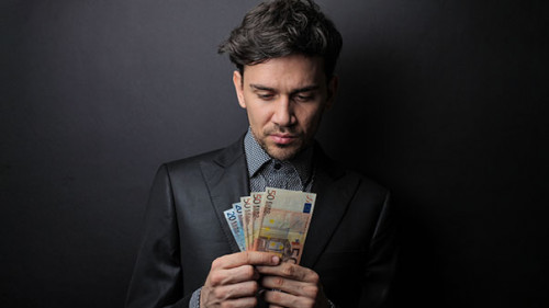 Anzugtraeger-Geldscheine-227306222-AS-olly