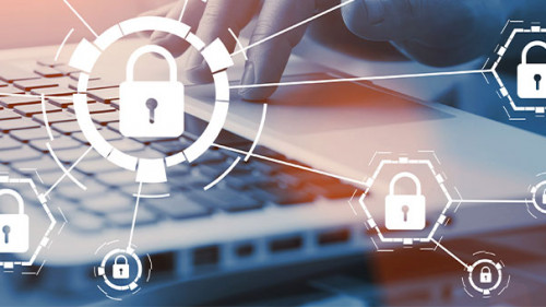 Hand-Laptop-Schhloesser-206608597-AS-Michael-Traitov