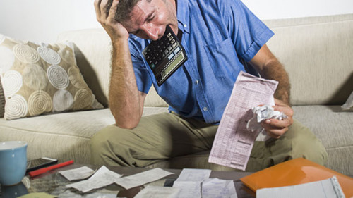 Mann-Taschenrechner-verzweifelt-206549062-AS-TheVisualsYouNeed