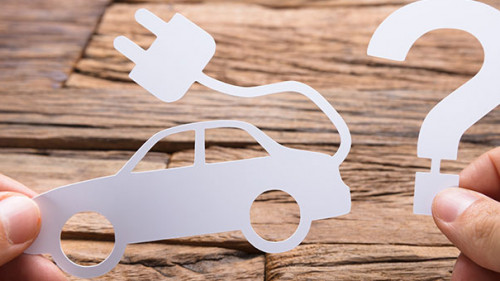 Haende-E-Auto-Fragezeichen-165896840-AS-Andrey-Popov