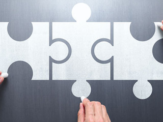 Haende-Puzzleteile-278473146-AS-tadamichi