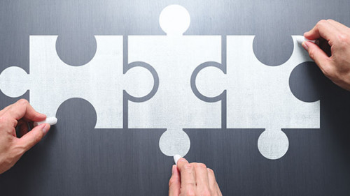 Haende-Puzzleteile-278473146-AS-tadamichi