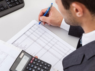 Anzugtraeger-Taschenrechner-44341415-AS-Andrey-Popov