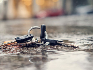 Schluessselbund-auf-Straße-379284856-AS-Luka