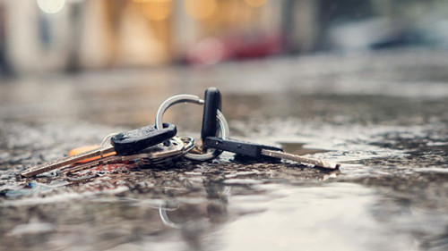 Schluessselbund-auf-Straße-379284856-AS-Luka