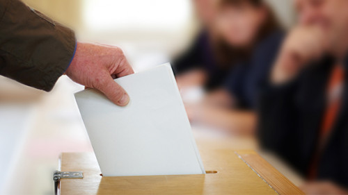 Stimmzettel-Wahlurne-22601963-AS-Christian-Schwier