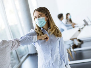 Kolleginnen-Maske-365982169-AS-Boggy