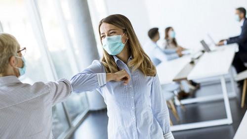 Kolleginnen-Maske-365982169-AS-Boggy