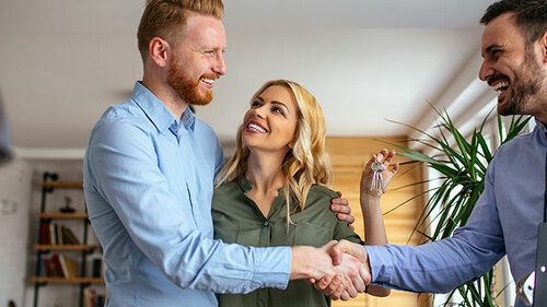 Paar-Immobilienmakler-246275781-AS-bernardbodo