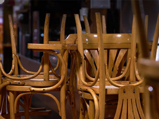 Stuehle-auf-Tische-277436411-AS-maxdigi