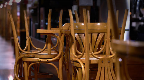 Stuehle-auf-Tische-277436411-AS-maxdigi