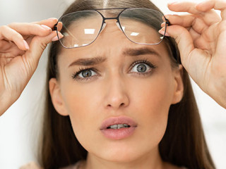 Frau-verwirrt-383071530-AS-Prostock-studio