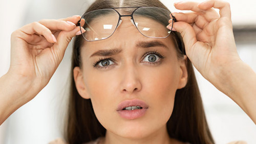 Frau-verwirrt-383071530-AS-Prostock-studio