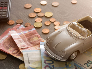 Taschenrechner-Auto-Bargeld-169464522-AS-Photoshooter