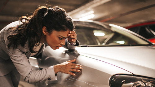 Frau-Auto-Parkplatz-274463684-AS-hedgehog94