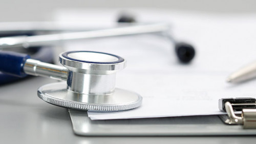 Stethoskop-Klemmbrett-110636735-AS-megaflopp