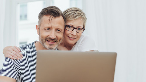 Paar-Laptop-224130420-AS-contrastwerkstatt