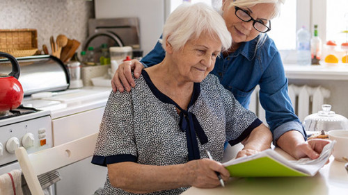 Seniorin-Tochter-356679797-AS-pikselstock