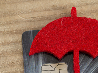 Schirm-Kreditkarte-117196537-AS-lucid-dream