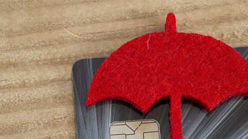 Schirm-Kreditkarte-117196537-AS-lucid-dream