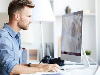 Fotograf-Computer-238159977-AS-Seventyfour