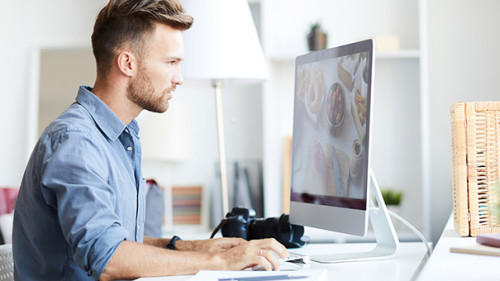 Fotograf-Computer-238159977-AS-Seventyfour