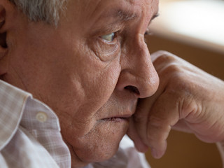 Senior-nachdenklich-332622537-AS-fizkes