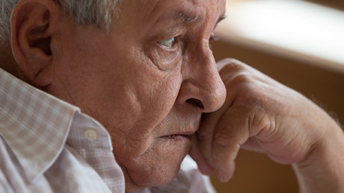 Senior-nachdenklich-332622537-AS-fizkes