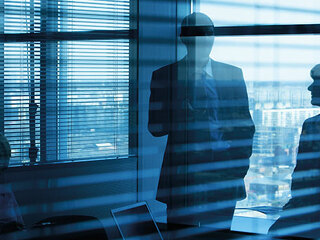 Anzugtraeger-Silhouetten-120851973-AS-pressmaster