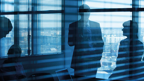 Anzugtraeger-Silhouetten-120851973-AS-pressmaster