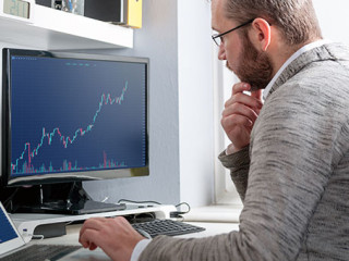 Mann-Computer-Candlesticks-197216574-AS-leszekglasner