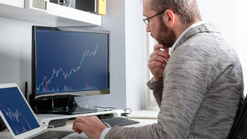 Mann-Computer-Candlesticks-197216574-AS-leszekglasner