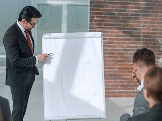 Anzugtraeger-Flipcahrt-212549331-AS-ASDF