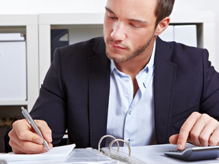 Anzugtraeger-Taschenrechner-Papier-39089555-AS-Robert-Kneschke