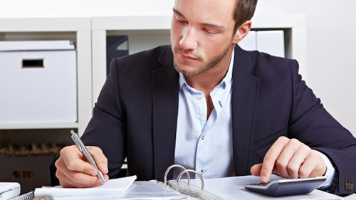 Anzugtraeger-Taschenrechner-Papier-39089555-AS-Robert-Kneschke