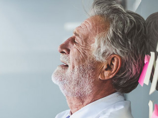 Anzugtraeger-erschoepft-214567498-AS-Nattakorn