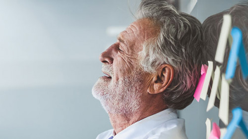 Anzugtraeger-erschoepft-214567498-AS-Nattakorn