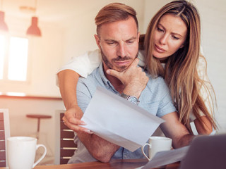 Paar-Papier-Laptop-175174126-AS-ivanko80