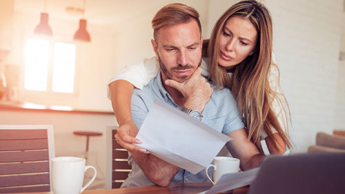 Paar-Papier-Laptop-175174126-AS-ivanko80