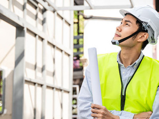 Mann-Helm-Baustelle-390319497-AS-Kawee