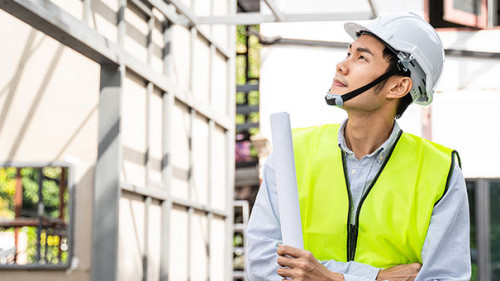 Mann-Helm-Baustelle-390319497-AS-Kawee