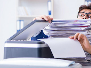 Anzugtraeger-Papier-192783190-AS-Elnur