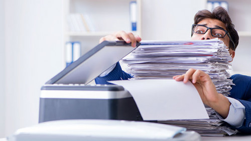 Anzugtraeger-Papier-192783190-AS-Elnur